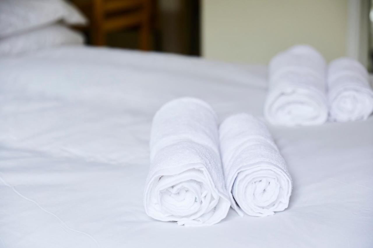 Bed and Breakfast The Lord Grenfell Maidenhead Zewnętrze zdjęcie Clean towels on a bed