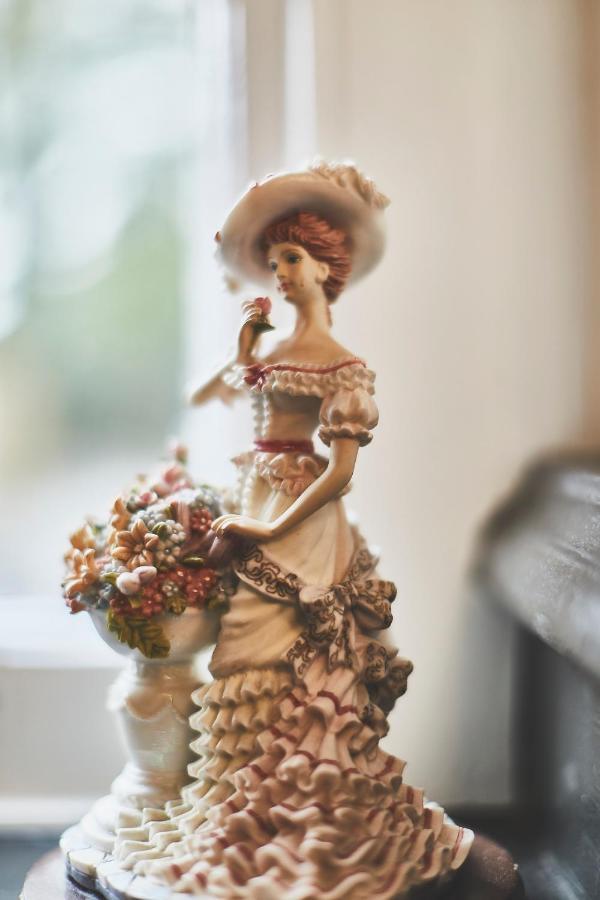 Bed and Breakfast The Lord Grenfell Maidenhead Zewnętrze zdjęcie A typical Dresden figure